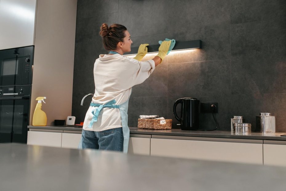 Le pulizie di Pasqua iniziano in cucina: semplici trucchi per frigorifero, cappa e forno, solo con aceto e bicarbonato