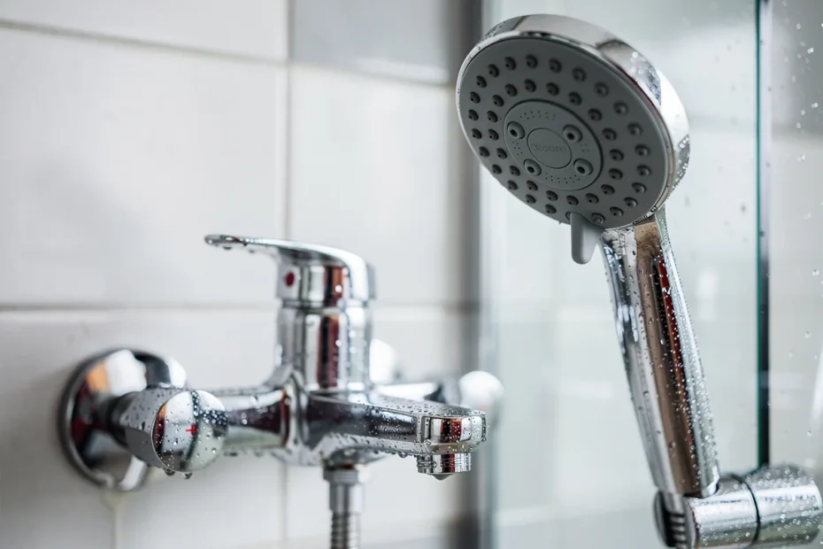 Bagno più furbo, bolletta più leggera: 5 gesti per tagliare l’acqua senza rinunce