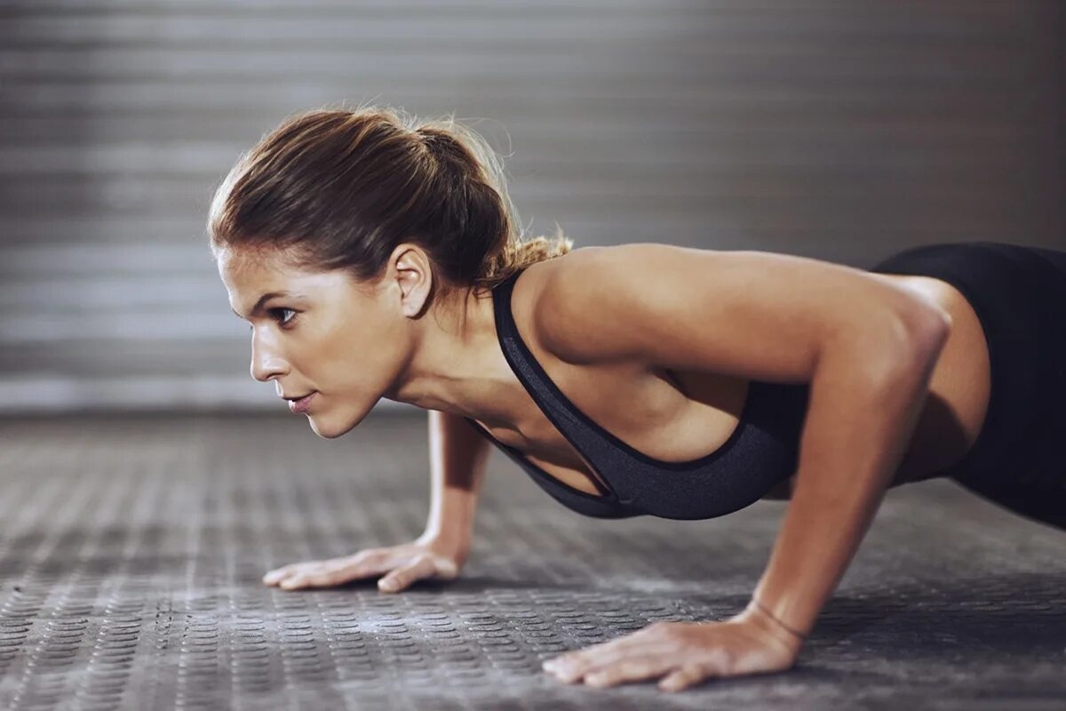 Eseguire un breve allenamento di forza a casa attiva i principali gruppi muscolari, aumenta la frequenza cardiaca e allevia la tensione accumulata a causa dello stress